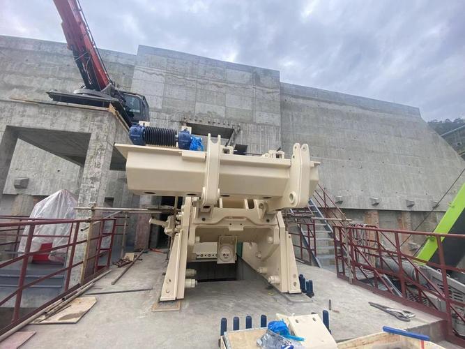颚式破碎机地脚螺栓安装和基础灌浆实拍