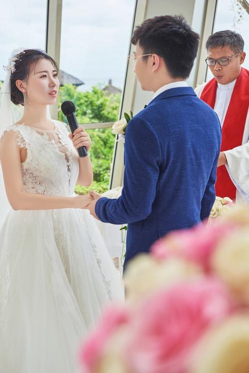 教堂婚礼新人签名 婚姻证书 安静时刻