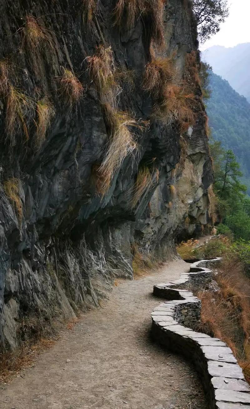 云南横断山脉茶马古道悬崖路段