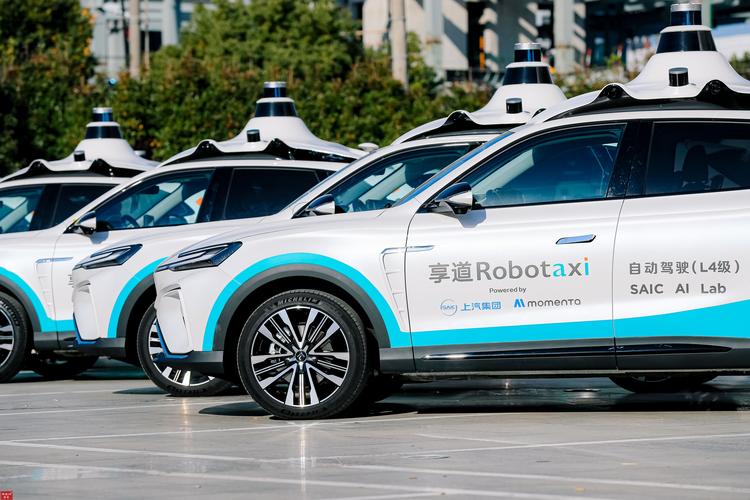 南京街头行驶的白色Robotaxi车顶激光雷达特写