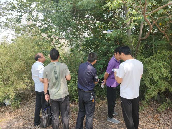 北京拆迁律所律师现场测量被拆迁房屋面积场景