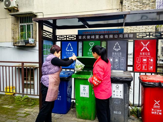 老小区垃圾分类点收废品阿婆实拍图
