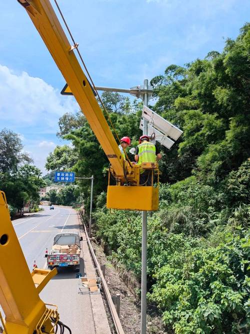 城市道路摄像头边缘计算节点安装现场