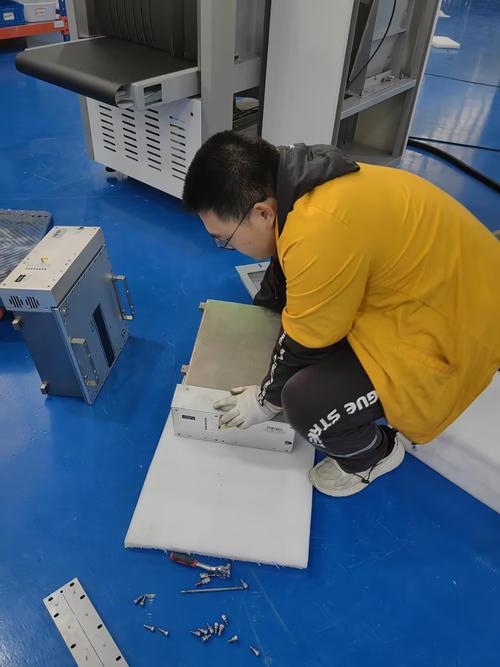 工厂车间内技术员向资深技师请教设备问题示意图