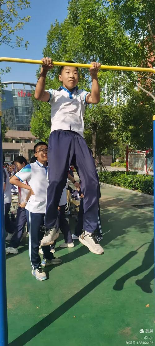小学操场边扶着栏杆喘气的穿校服男生