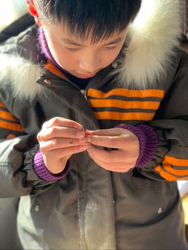 小学男生攥着皱巴巴橘子糖纸的手