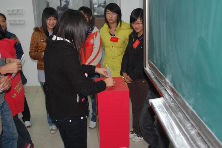 学生参与校园规则制定的民主投票现场