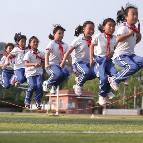 学校大课间孩子自由跳绳