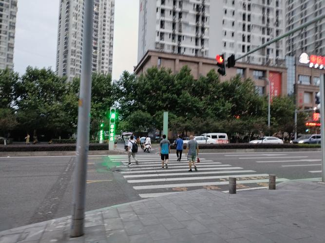 城市路口行人步速通过斑马线计时实拍
