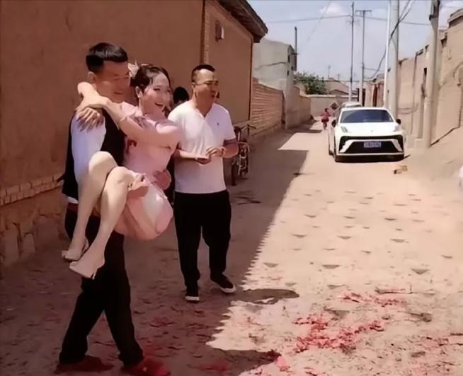 情侣尴尬地讨论婚前协议现场画面
