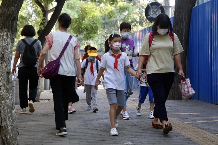 工业园外来务工人员接随迁子女放学场景