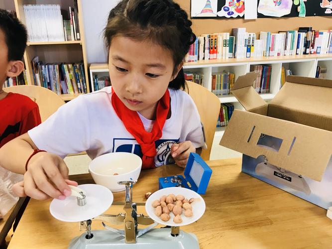 小学数学比的意义配糖水实践活动照片