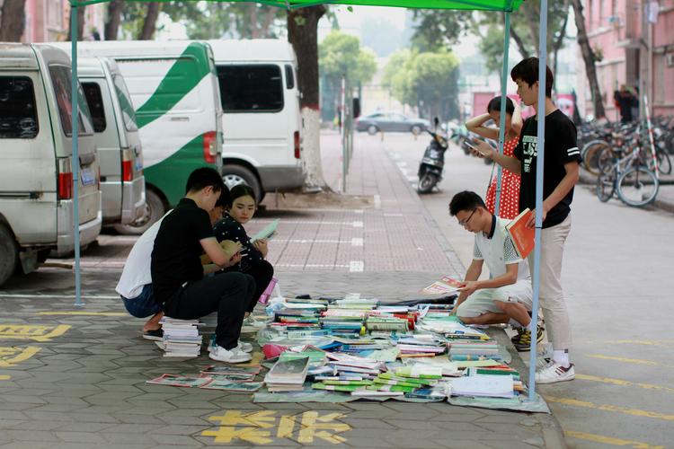艺考学生合伙创业线下招生摆摊