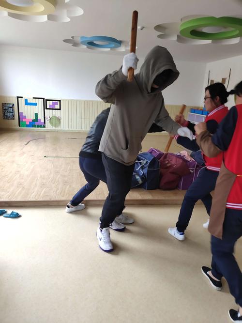 孩子角色扮演拒绝欺凌训练场景