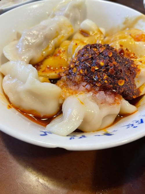 一碗红油钟水饺的特写