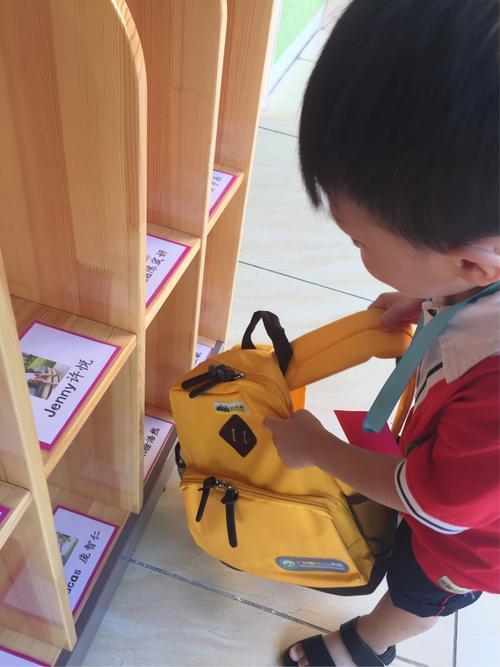 幼儿园孩子自己整理书包木质小书包内放水壶和文具