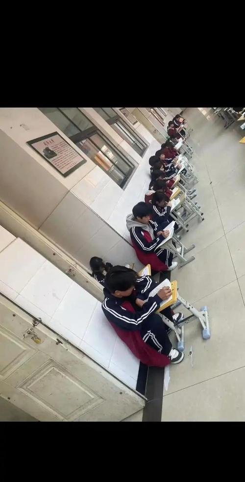 初中班主任走廊堵学生查作业场景