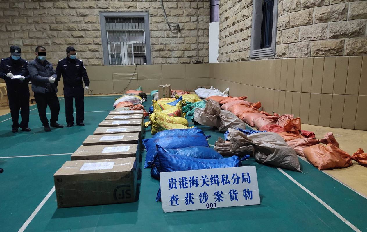 警方查获走私文物快递包裹现场