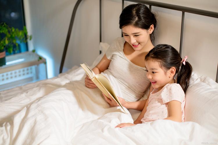 婴幼儿睡前亲子陪伴仪式场景图