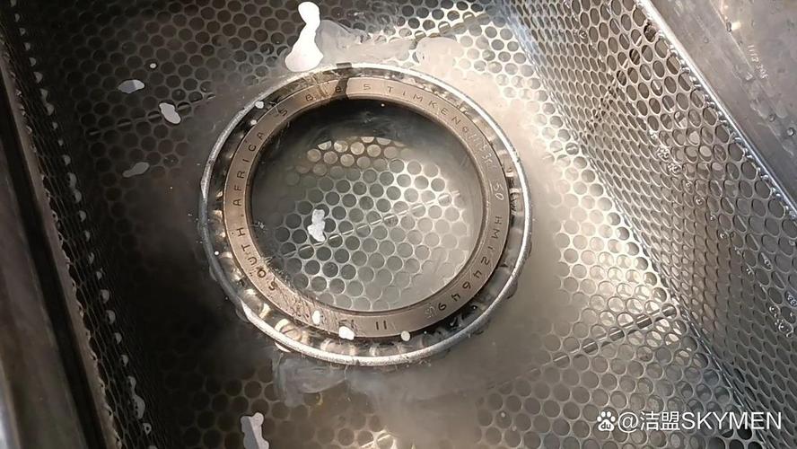 工业超声波清洁机清理精密轴承现场