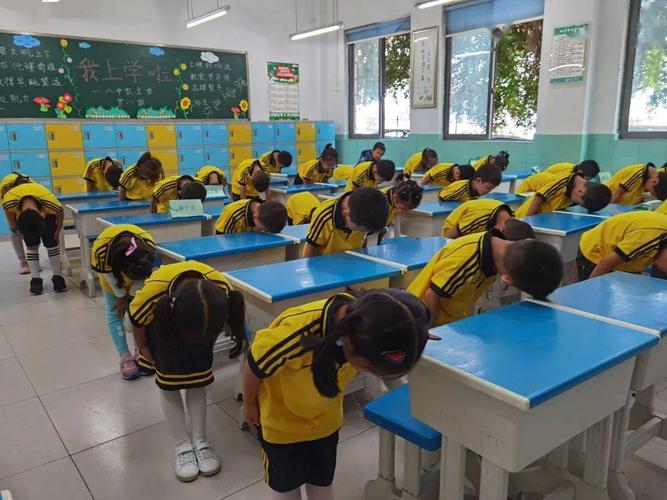 小学讲台边学生鞠躬侧影