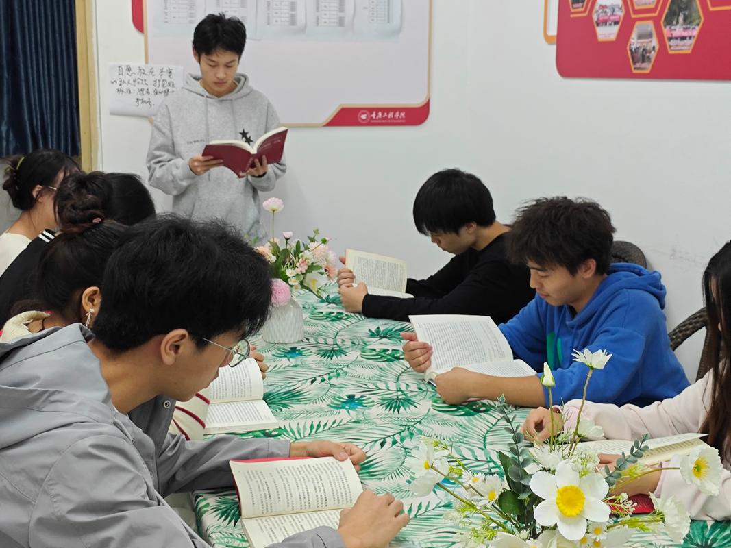 读书会成员围坐交流分享场景