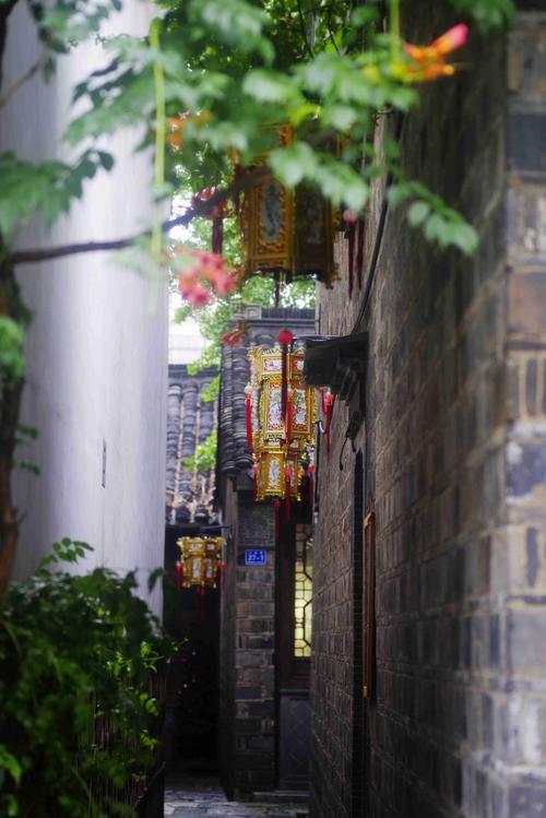 老巷口梅雨季杂货铺门口青石板青苔