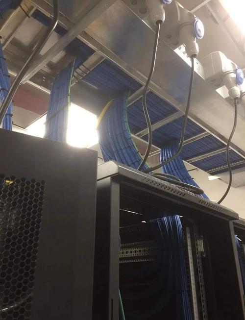 工厂数控机床旁工业通信交换机布线实景