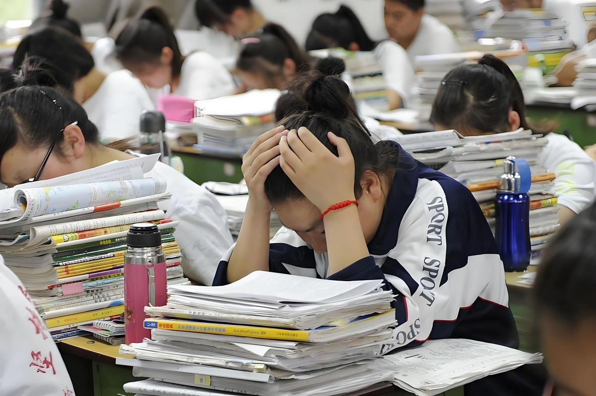 高考生对着择校清单焦虑挠头