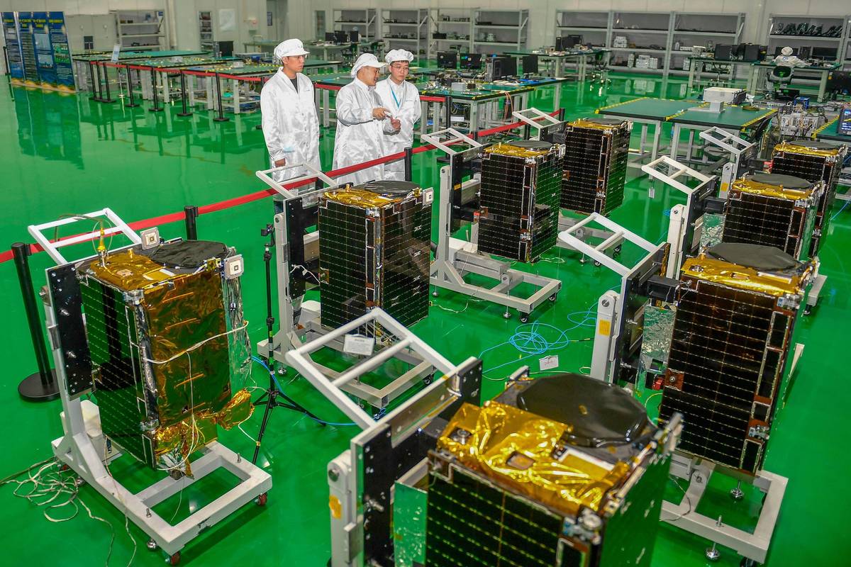 商业航天小型卫星组装流水线实拍