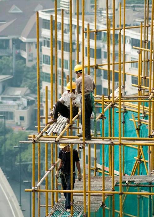 建筑工人检查脚手架 高空作业 风险控制