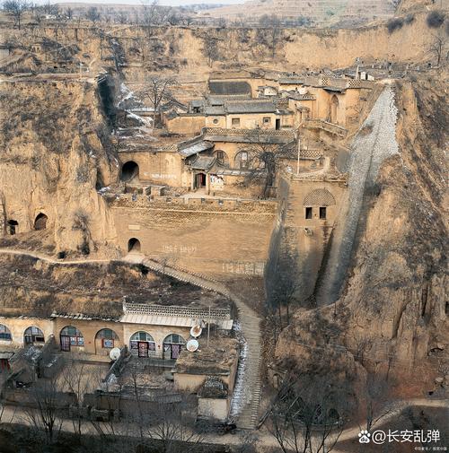 山西吕梁碛口靠崖式山西窑洞群