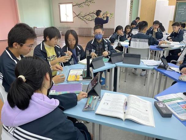 教师和学生围看平板电脑上学习分析图谱的温馨场景