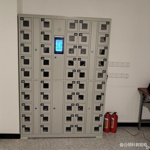 学校手机保管柜内学生存放手机场景