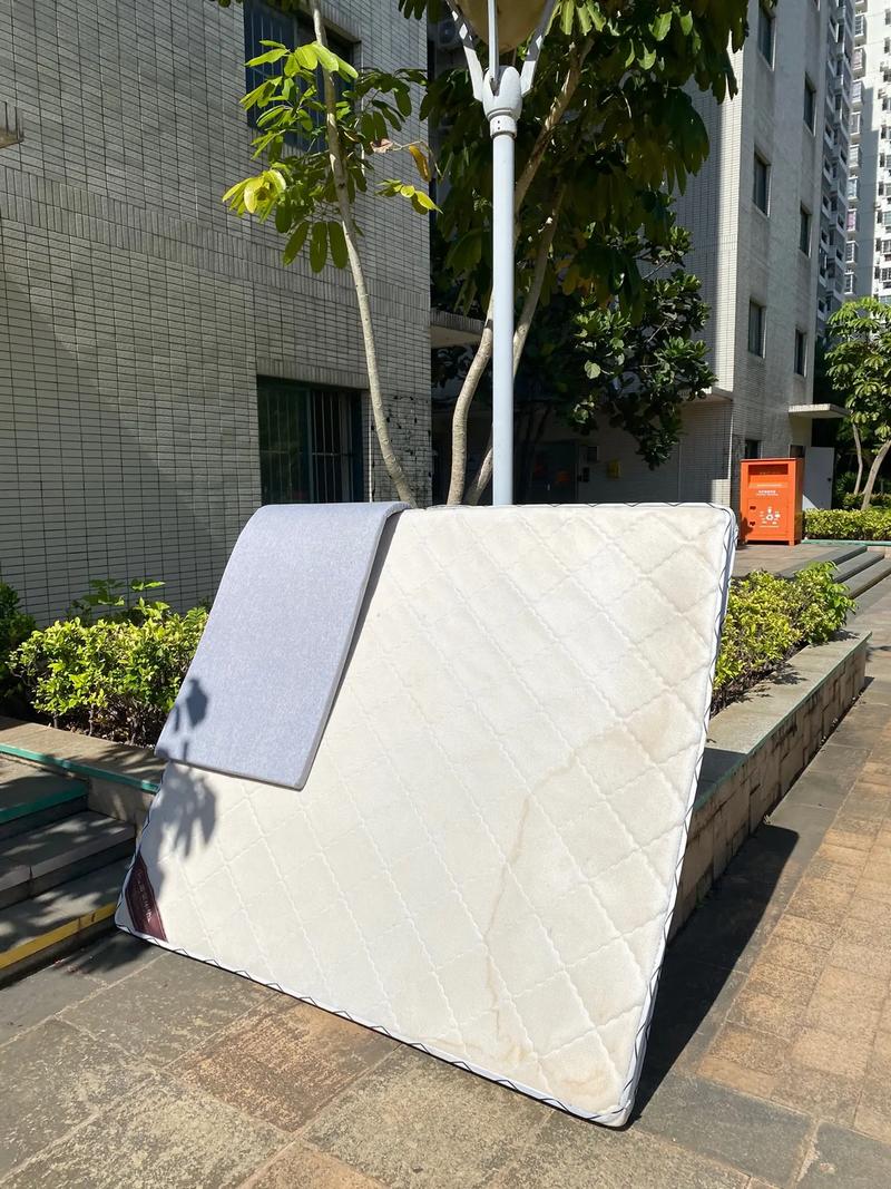 阳台晾晒床垫天然除湿场景