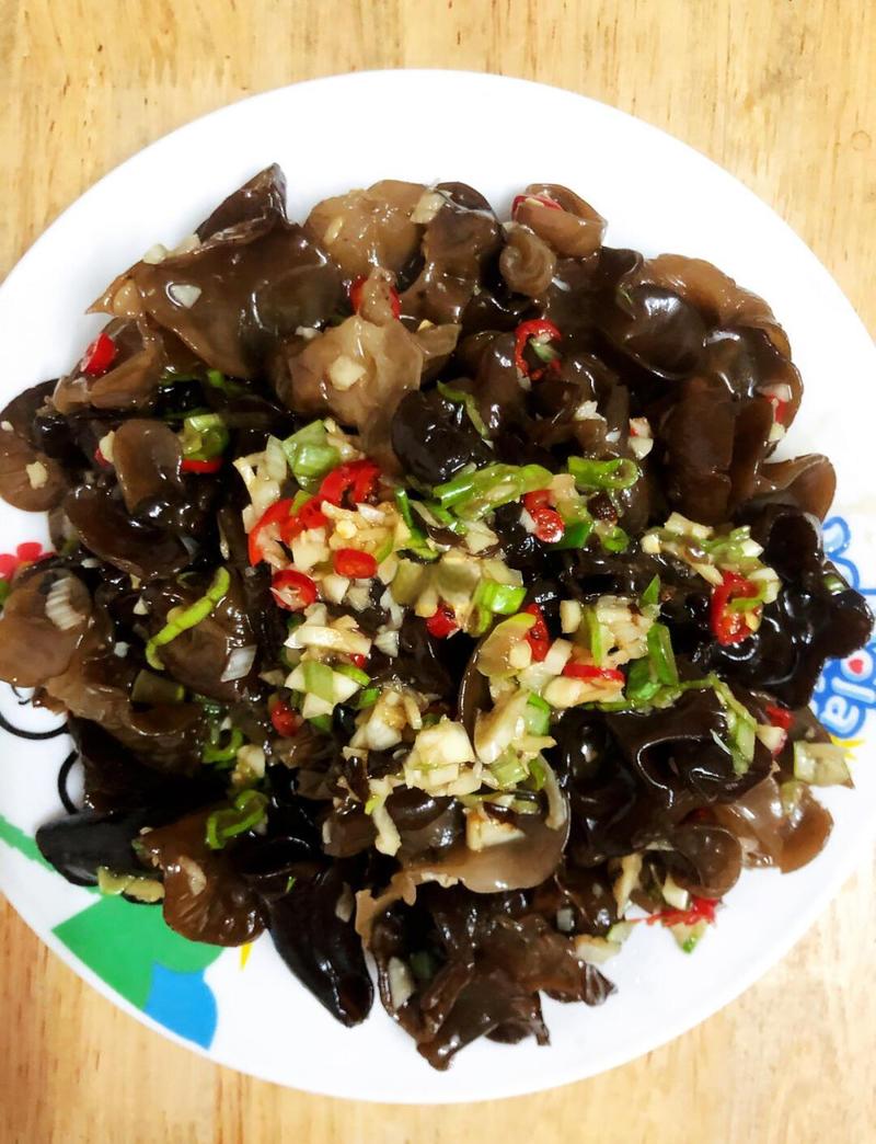 湖北南漳农家凉拌南漳黑木耳成品图