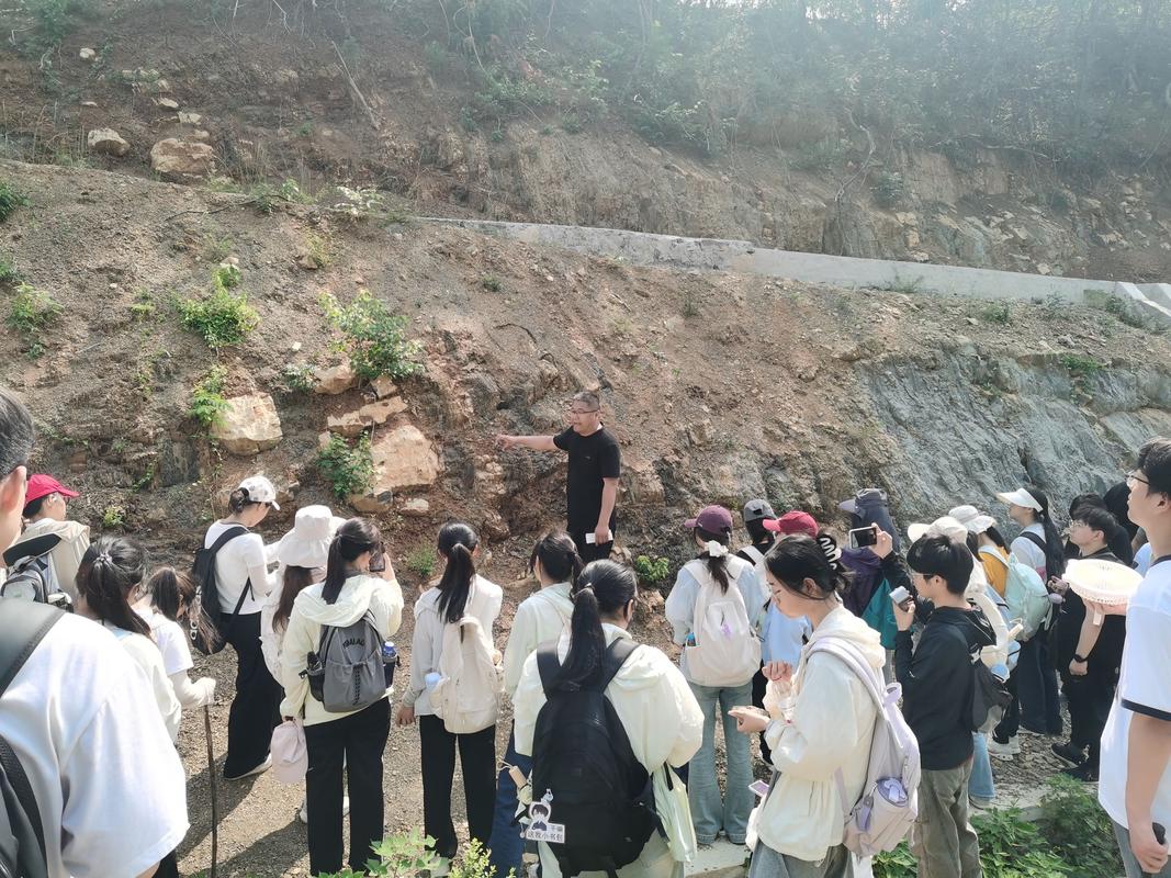 地理教师带领学生进行户外地质考察