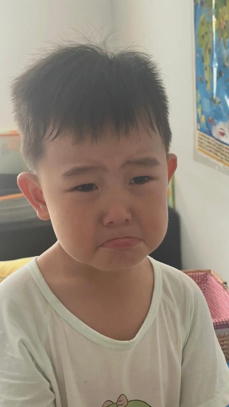 小男孩扣翻面条后委屈的眼神特写