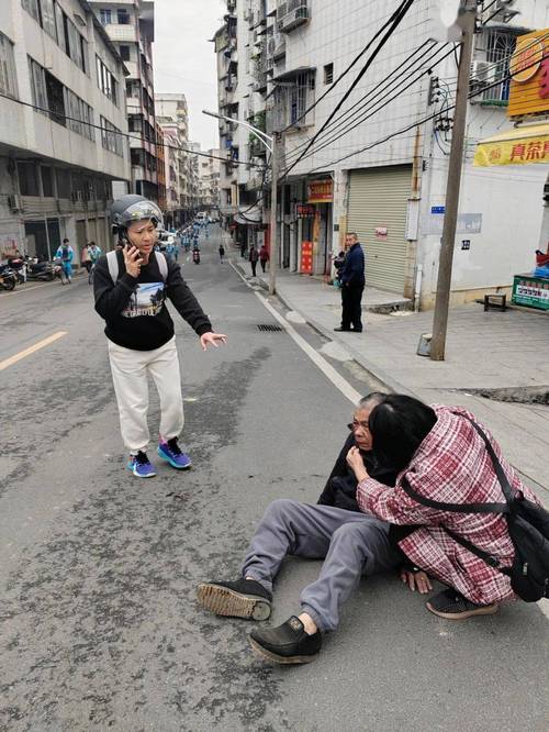 有人晕倒随便扶?很多人好心办坏事