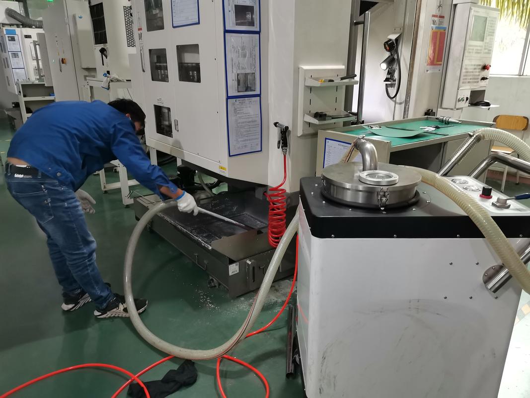 工厂设备自主保养操作工清洁设备场景