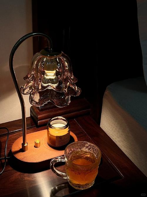 卧室床头玻璃水杯夜景图