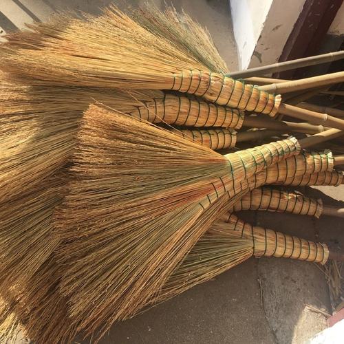 阳台木质扫帚晒在阳光下实拍