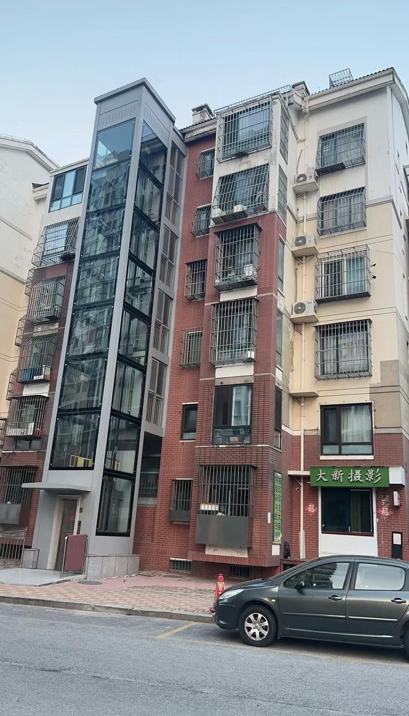 老旧小区窄小一楼电梯间