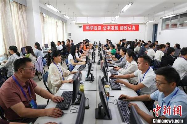 高校招生老师在电脑前审阅电子综合素质档案