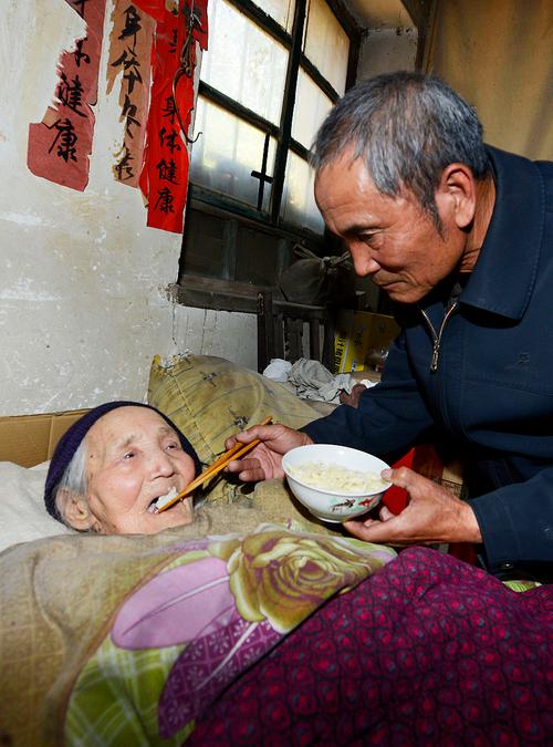 老人用嘴嚼饭喂孩子争议场景