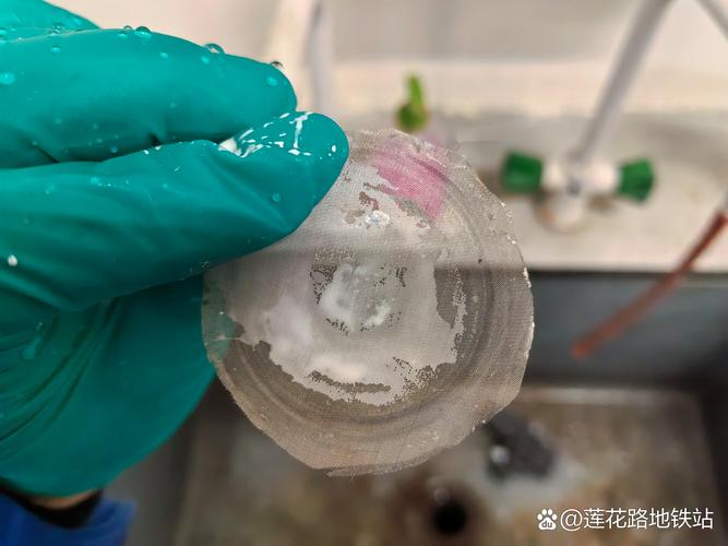 拆卸下来的灌嘴回气孔糖结晶堵塞特写