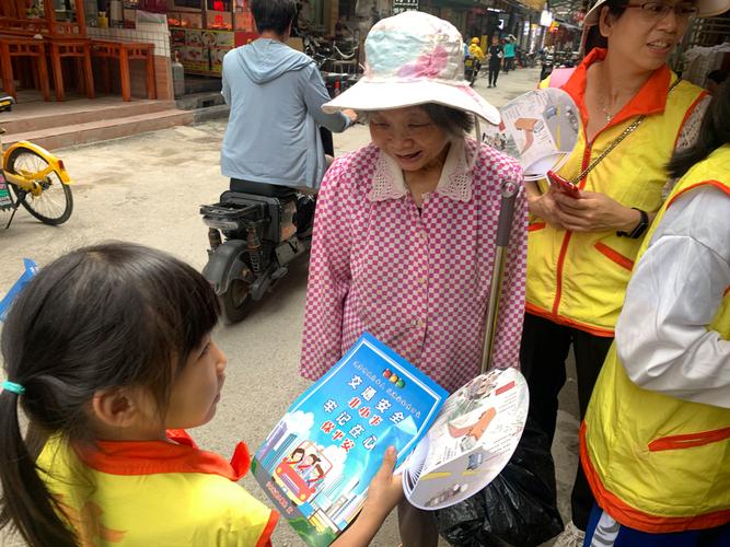 街头培训机构发小学生辅导传单场景