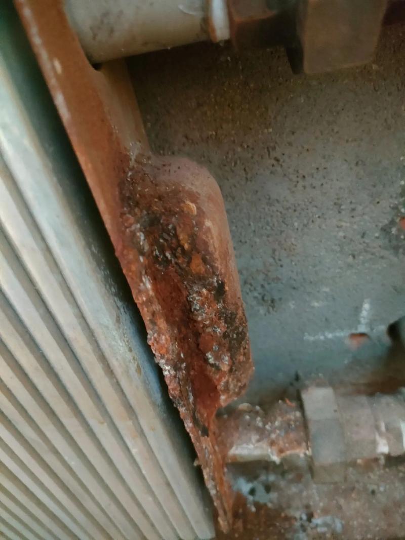 劣质散热器内部腐蚀漏水特写