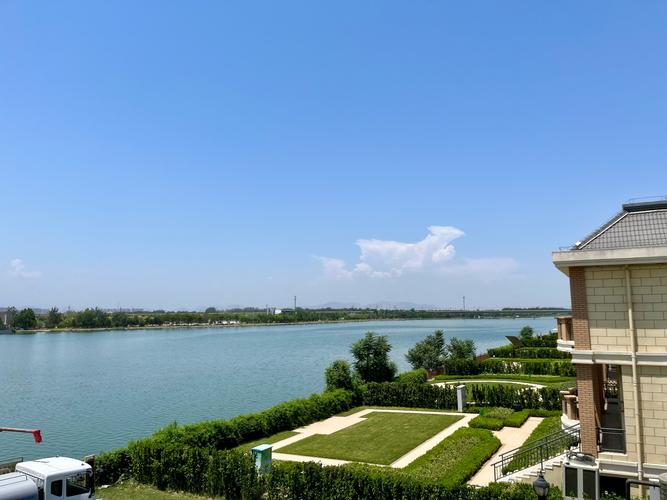 窗边远眺城市天际线放松眼睛场景