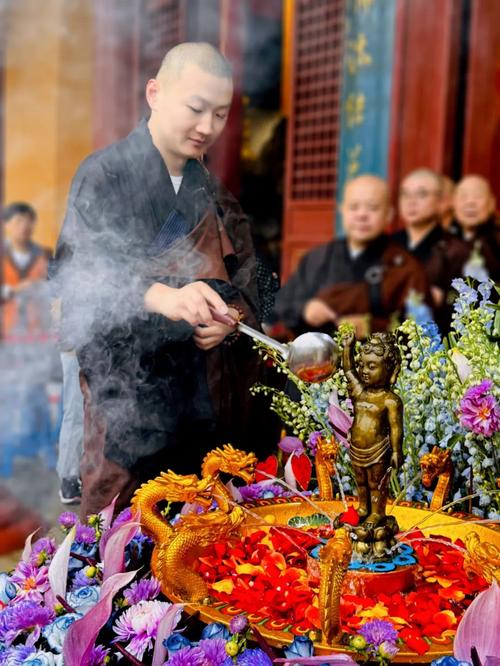 西双版纳曼听佛寺浴佛仪式现场